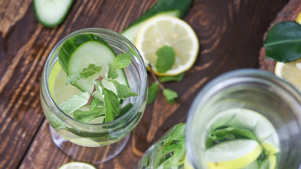 A la receta también le puedes agregar unas hojas de menta para un sabor todavía más refrescante.