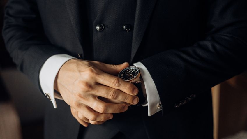 El reloj negro que todo hombre elegante tiene que tener, es Armani y está de descuento