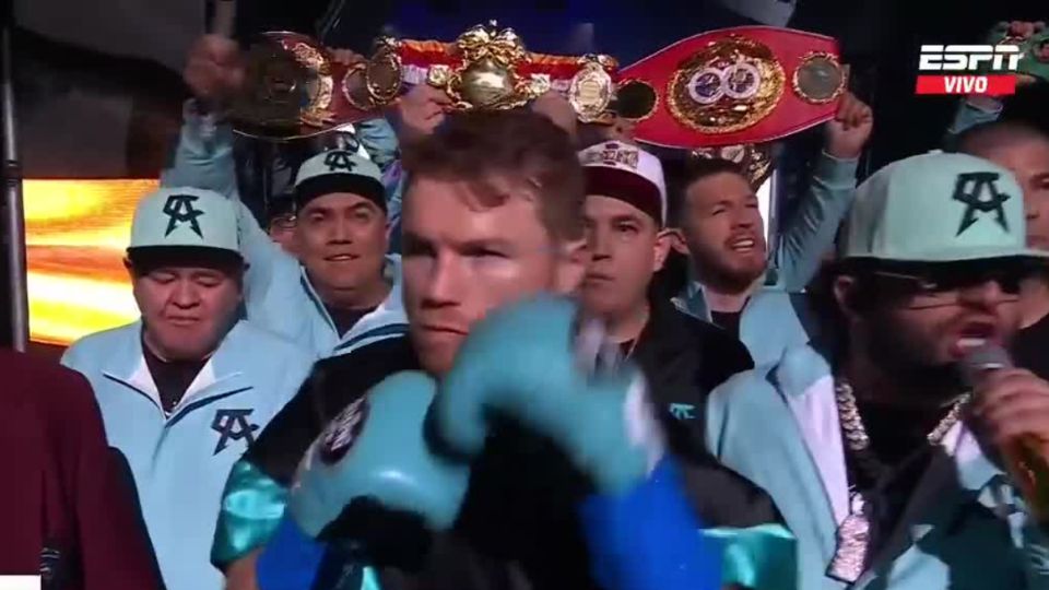 El boxeador mexicano desat+o la euforia del público.