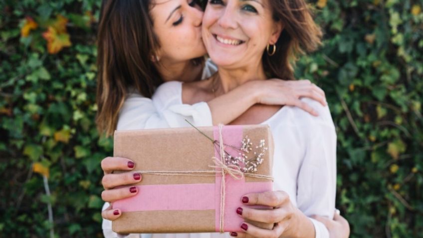 Los 5 regalos que NUNCA debes regalarle a mamá en el Día de las Madres, descubre la razón