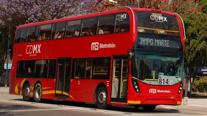 Conductor invade carril de Metrobús y su acompañante intenta arrollar a policías