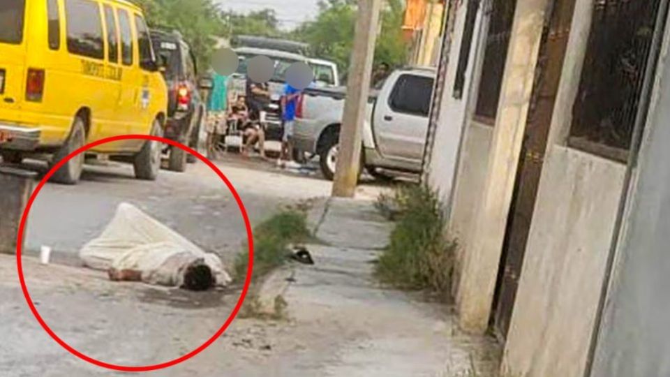 Un hombre estaba con una cobija encima en calles de Tamaulipas.