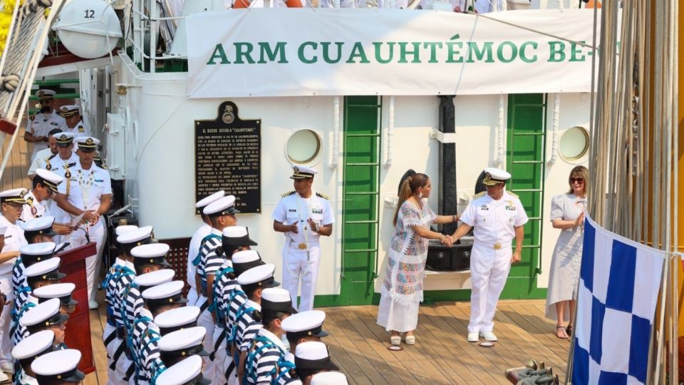 A bordo viajan 261 tripulantes -208 hombres y 53 mujeres-, entre los que se encuentran 6 capitanes, 42 oficiales, 96 cadetes, 103 elementos de clases y marinería,