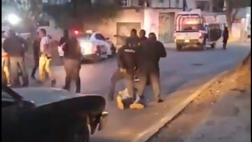 Hombre armado ataca a policías y personas que circulaban por la colonia Santiago Tulyehualco