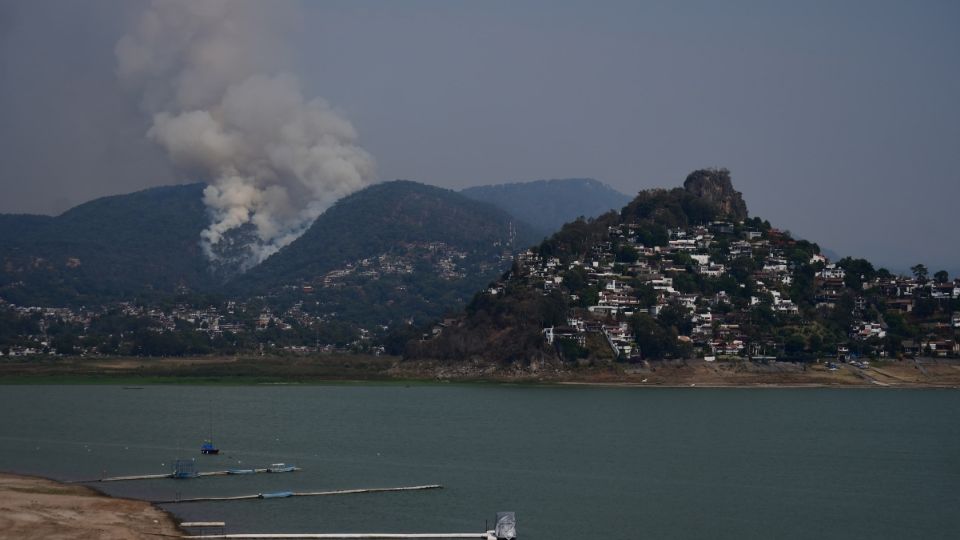 Ciudadanía y autoridades municipales se han sumado a los trabajos de combate a incendios forestales desplegados por el gobierno del Estado de México.