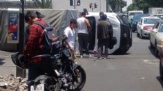 FOTO IMPACTANTE: Auto termina volcado frente a la Torre de Pemex