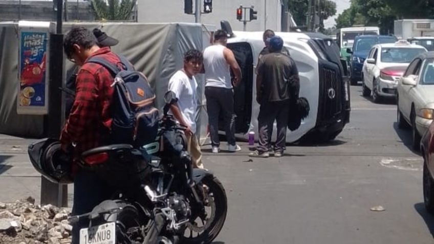 FOTO IMPACTANTE: Auto termina volcado frente a la Torre de Pemex