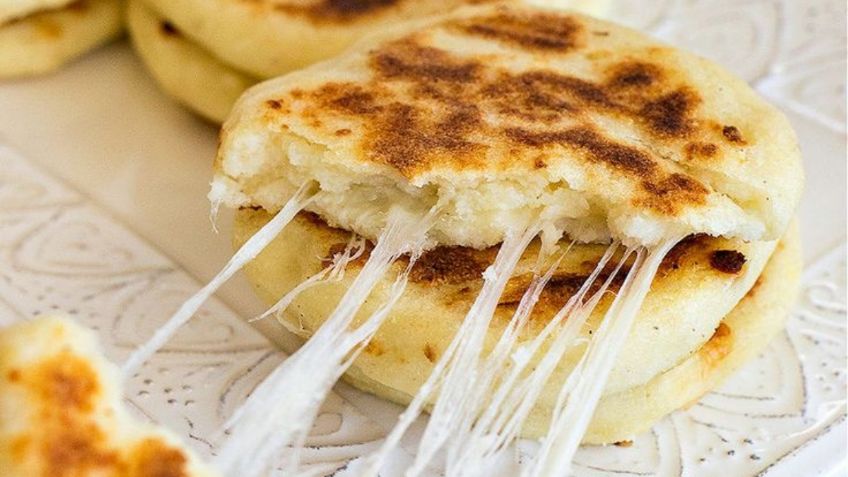 Arepas rellenas de queso, prepara esta rica receta colombiana y disfruta de un platillo diferente