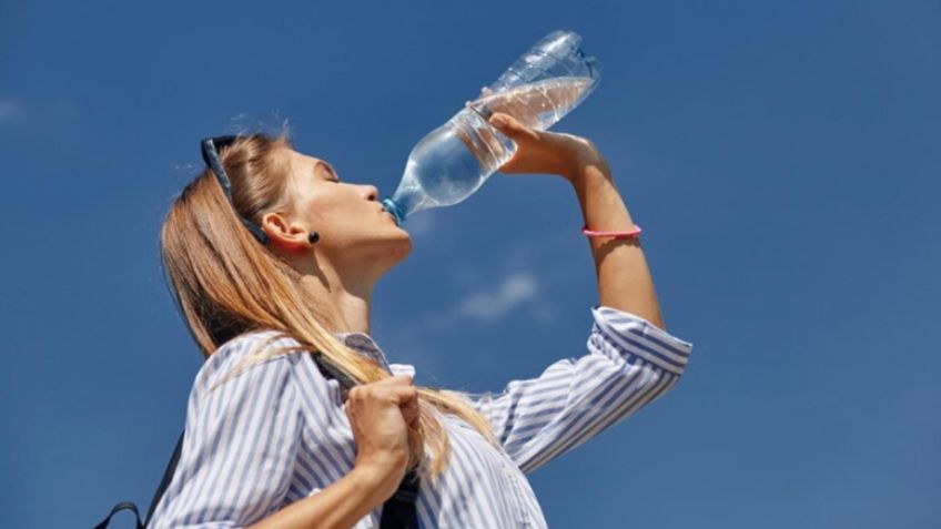 ¿Más de dos litros? Esta es la cantidad de agua que debes tomar al día en la época de calor