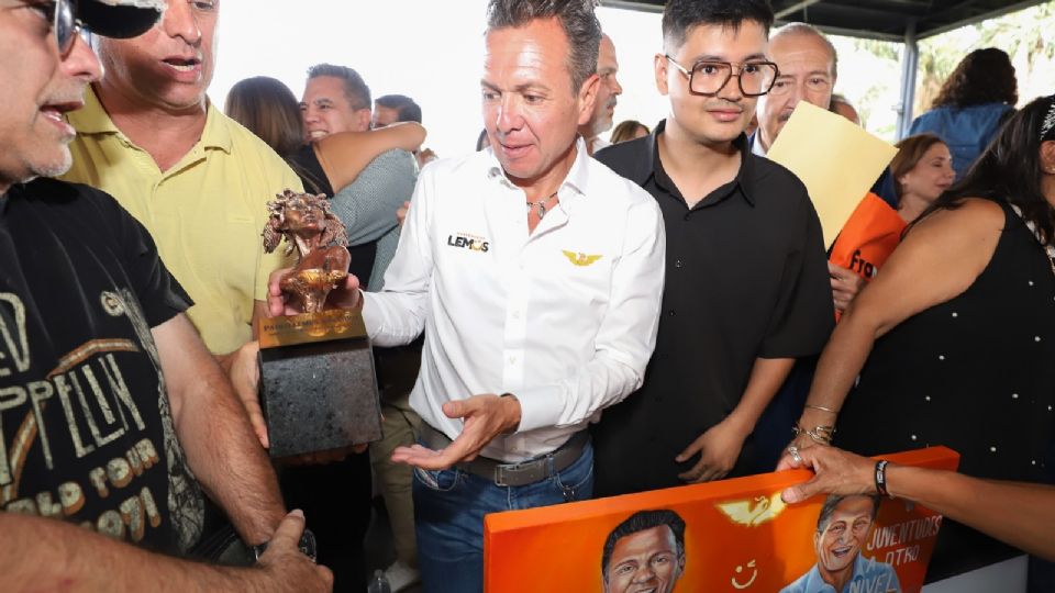 Pablo Lemus Navarro, candidato de MC en Jalisco, en un encuentro con artistas.