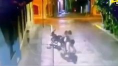 Dos mujeres dan tremenda golpiza a ladrón que intentó arrebatarles sus pertenencias: VIDEO