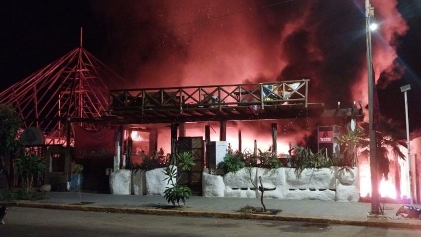 Incendio consume 2 restaurantes en la Condesa de Acapulco, Guerrero