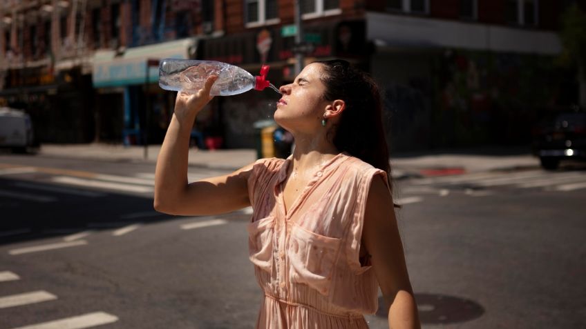 ¿Qué bebidas refrescantes y rehidratantes puedo tomar para prevenir un golpe de calor?