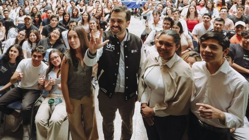 El candidato presidencial Jorge Álvarez Máynez acudió a la Escuela Bancaria y Comercial para dialogar con la comunidad estudiantil