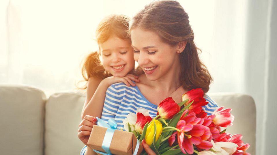 Las mamás son las más felices con el regalo de sus hijos