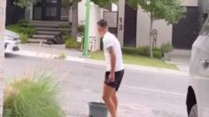 VIDEO: Maxi Meza deja cubetas con agua para los osos que “mueren” de calor afuera de su casa en Monterrey