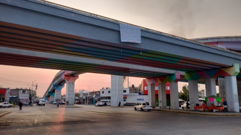 Detienen a 2 hombres por intentar colgar "narcomantas" en puente de Acapulco