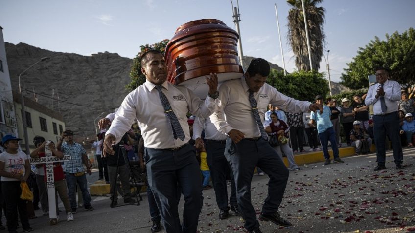 Los "bailarines de la muerte" que cargan féretros y desafían al dolor en Perú