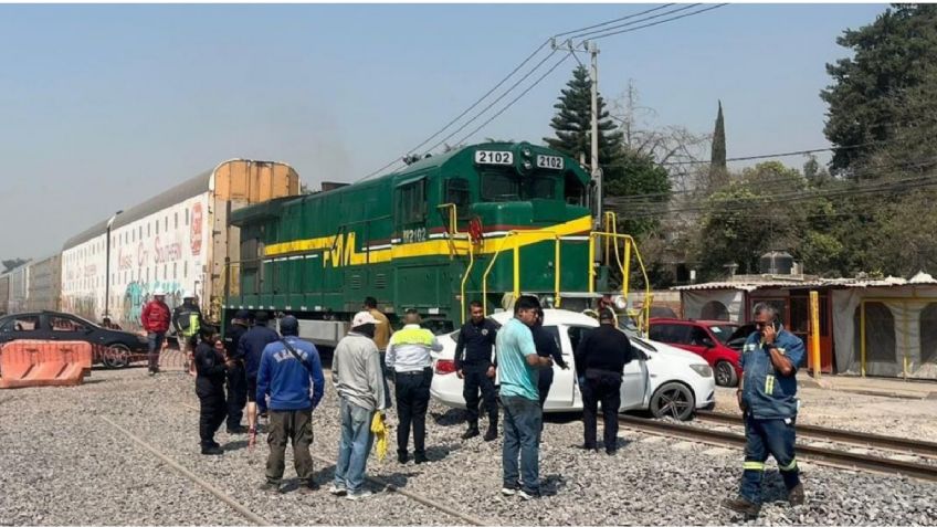 Automóvil es embestido por tren en Tultepec, una llanta se habría quedado atorada en las vías: VIDEO