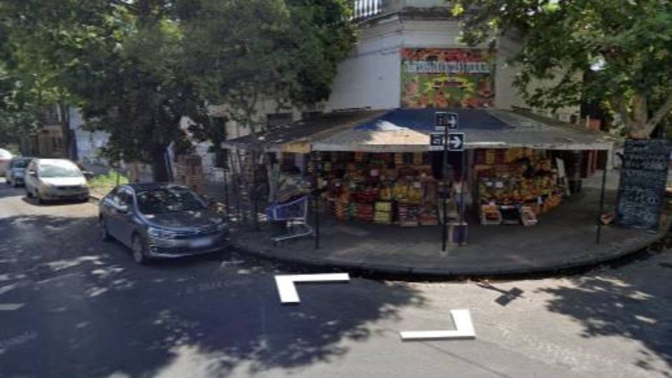 El local de frutas y verduras donde dispararon al indigente.