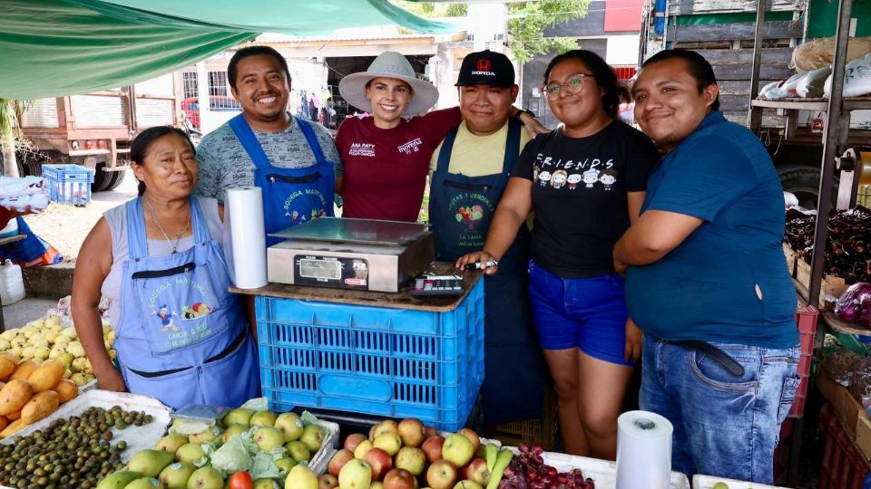 La candidata morenista con comerciantes del tianguis.