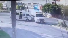 FUERTES IMÁGENES: el momento exacto del choque entre una combi y una ambulancia, hay 3 heridos