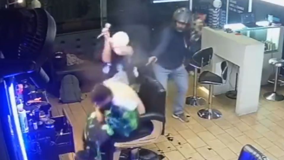 El momento exacto en que un hombre dispara contra un cliente en una barbería