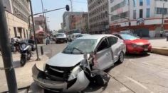 Metrobús choca en el Centro Histórico contra un auto compacto, hay un herido