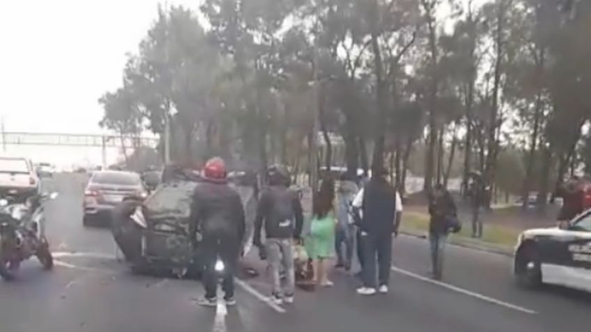 Automovilista pierde el control y vuelca en Calzada Ignacio Zaragoza, hay cierre de circulación