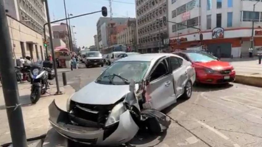 Metrobús choca en el Centro Histórico contra un auto compacto, hay un herido