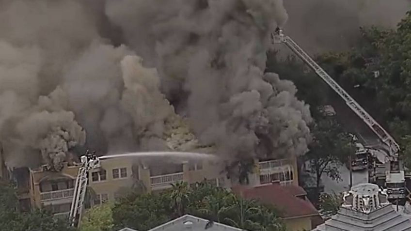 VIDEO: incendio consume edificio de departamentos en Florida; en azotea hallan a hombre con un disparo