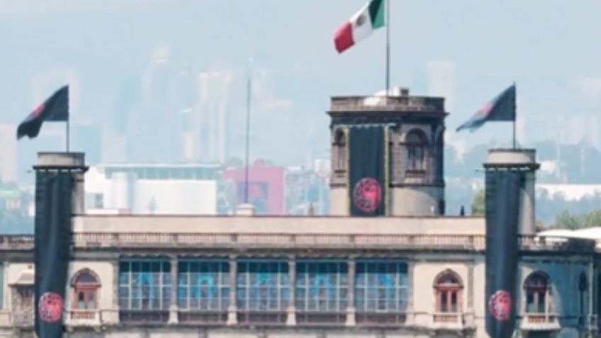 La reina Rhaenyra Targaryen ondea su bandera en el Castillo de Chapultepec por el estreno de House of the Dragon