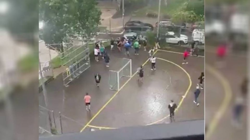 La pelea en la cancha de futbo dejó al árbitro acuchillado.