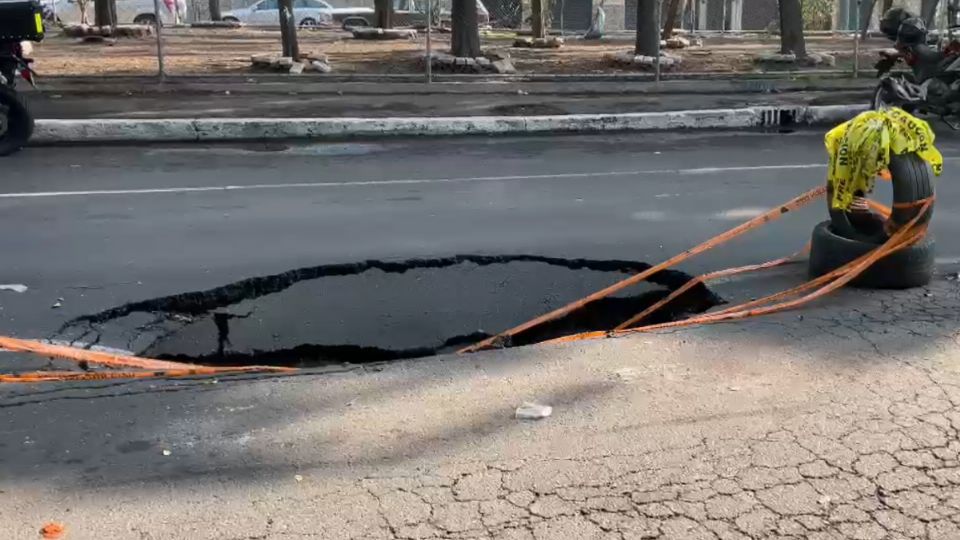 El socavón se abrió como consecuencia de las lluvias.