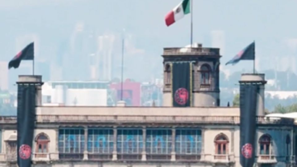 En las columnas se vio la bandera negra con el dragón rojo.