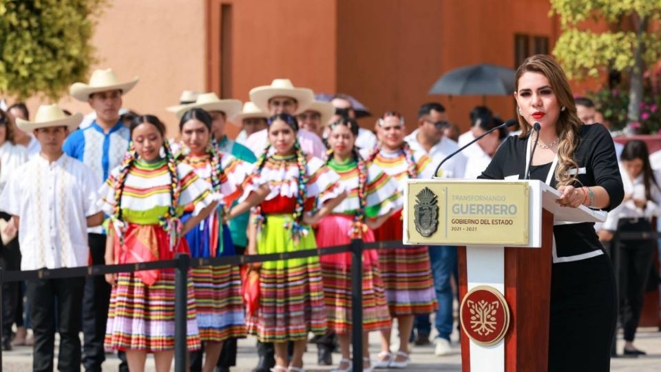 Llama Evelyn Salgado a seguir trabajando por el desarrollo y bienestar de Guerrero en ceremonia de Izamiento de Bandera en la Casa del Pueblo.