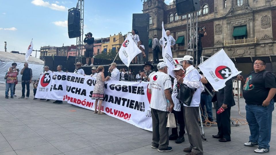 Mitin de estudiantes que lucharon en 1971 en evento conocido como 'El Halconazo' protestan frente a Palacio Nacional