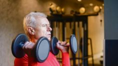 Mayores de 60 años: Esta es la frecuencia con la que deben levantar peso en el gym, según expertos