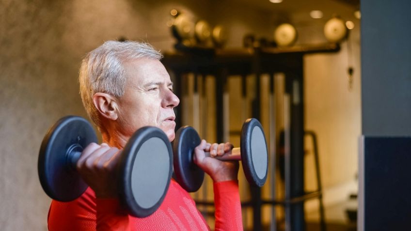 Mayores de 60 años: Esta es la frecuencia con la que deben levantar peso en el gym, según expertos