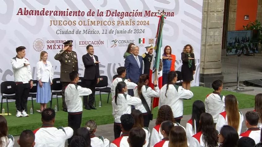 París 2024: Así fueron abanderados los atletas Alejandra Orozco y Emilio Hernandez en palacio nacional