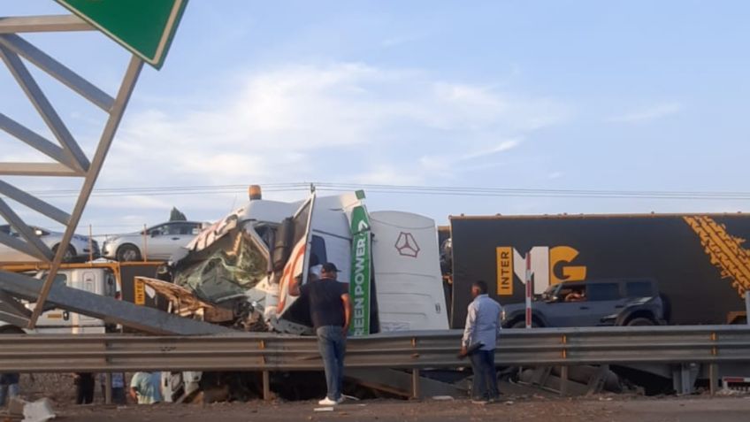 Colapso vial en la México-Querétaro: trailer pierde el control y choca con señalamientos en autopista federal 57