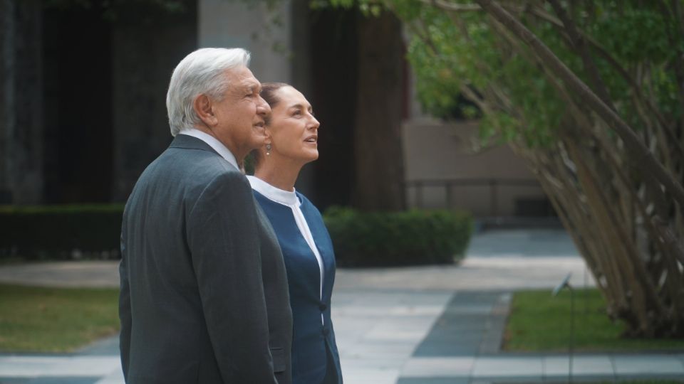 AMLO y Claudia Sheinbaum durante su recorrido en Palacio Nacional