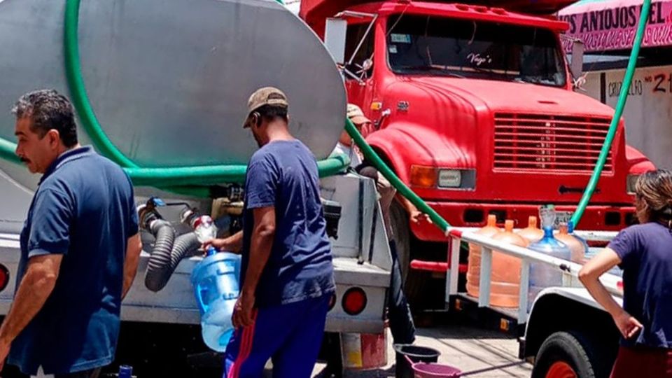 Vecinos de Naucalpan con el servicio de pipas de agua