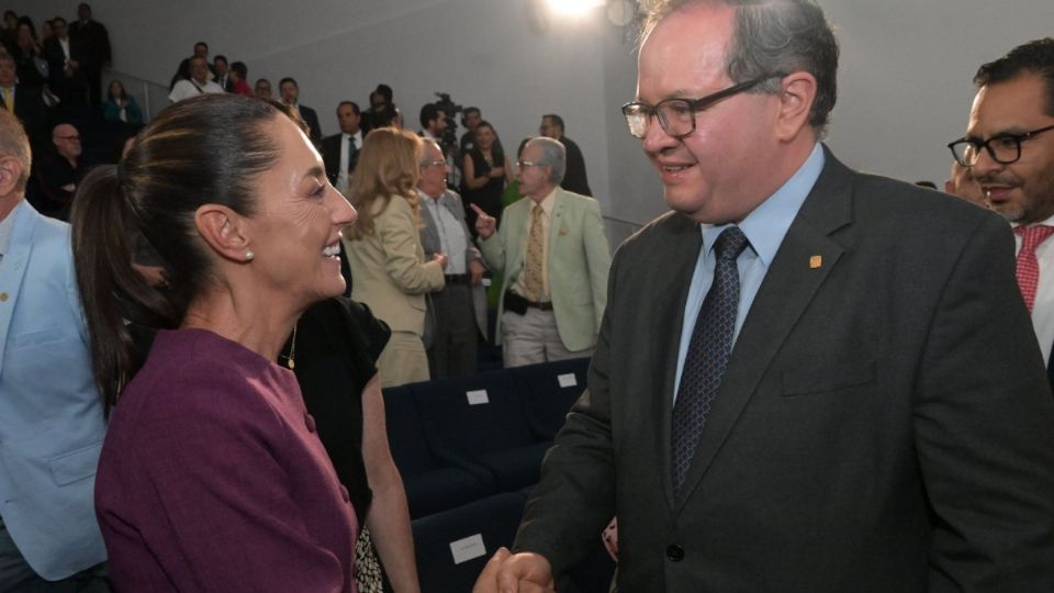 La presencia y el diálogo entre Claudia Sheinbaum y Leonardo Lomelí simbolizan un compromiso compartido con el progreso y la innovación en México