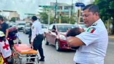 Oficial de tránsito en Cancún protege a bebé tras percance vial