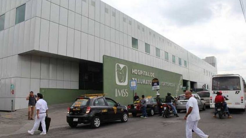 Abandonan cadáver de una mujer en jardinera de un hospital poblano