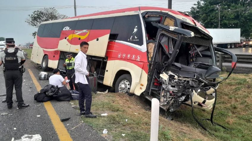 Choque entre autobús y tráiler deja 8 lesionados en Tabasco