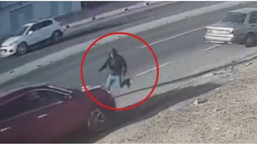 VIDEO: captan el momento en que mujer es atacada a balazos para que entregue su camioneta en Puebla