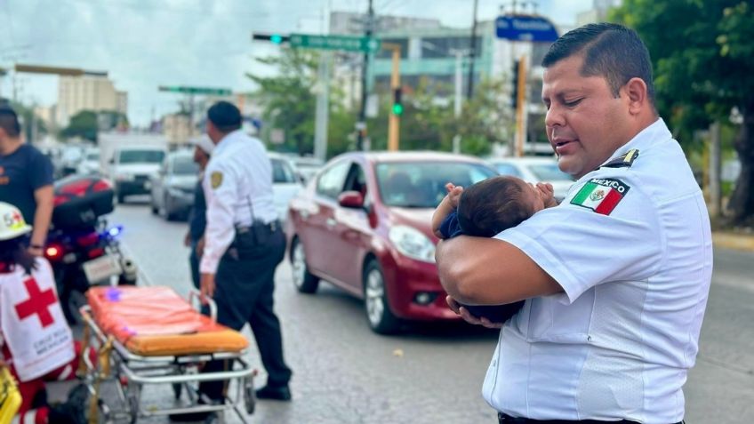 Oficial de tránsito en Cancún protege a bebé tras percance vial