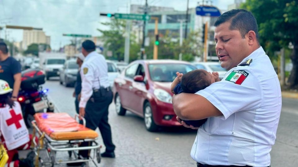 El oficial resguardó al bebé, de un mes de edad, mientras los servicios de emergencia llegaban al lugar para atender a la madre lesionada.